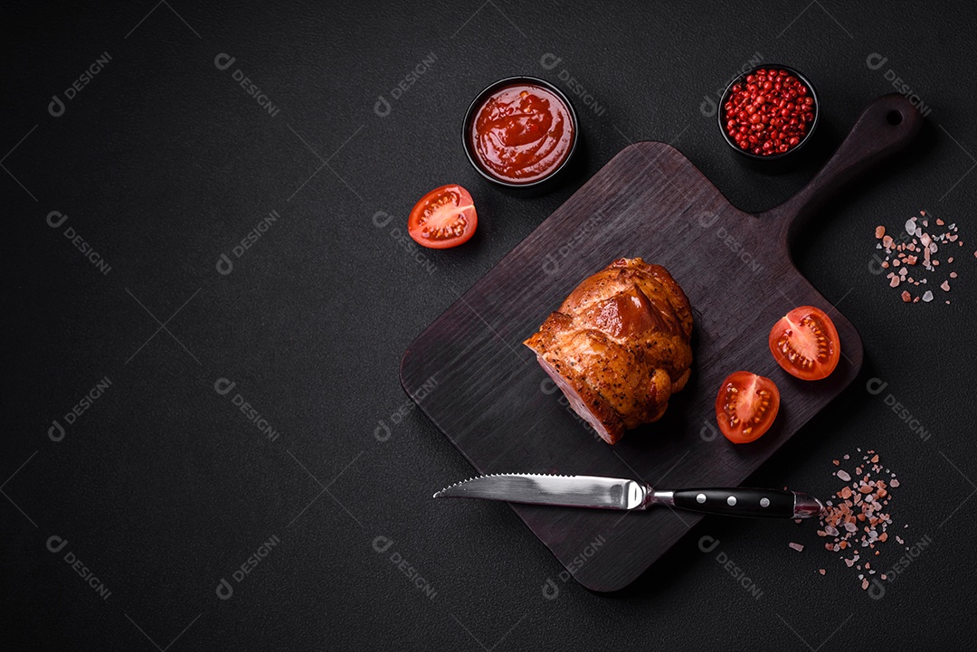 Delicioso rolo de carne fresca assada com especiarias e ervas em um fundo escuro de concreto