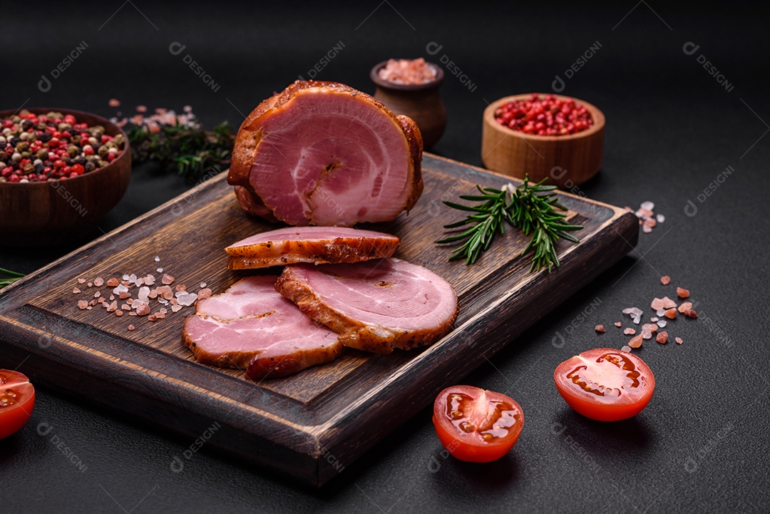 Delicioso rolo de carne fresca assada com especiarias e ervas em um fundo escuro de concreto