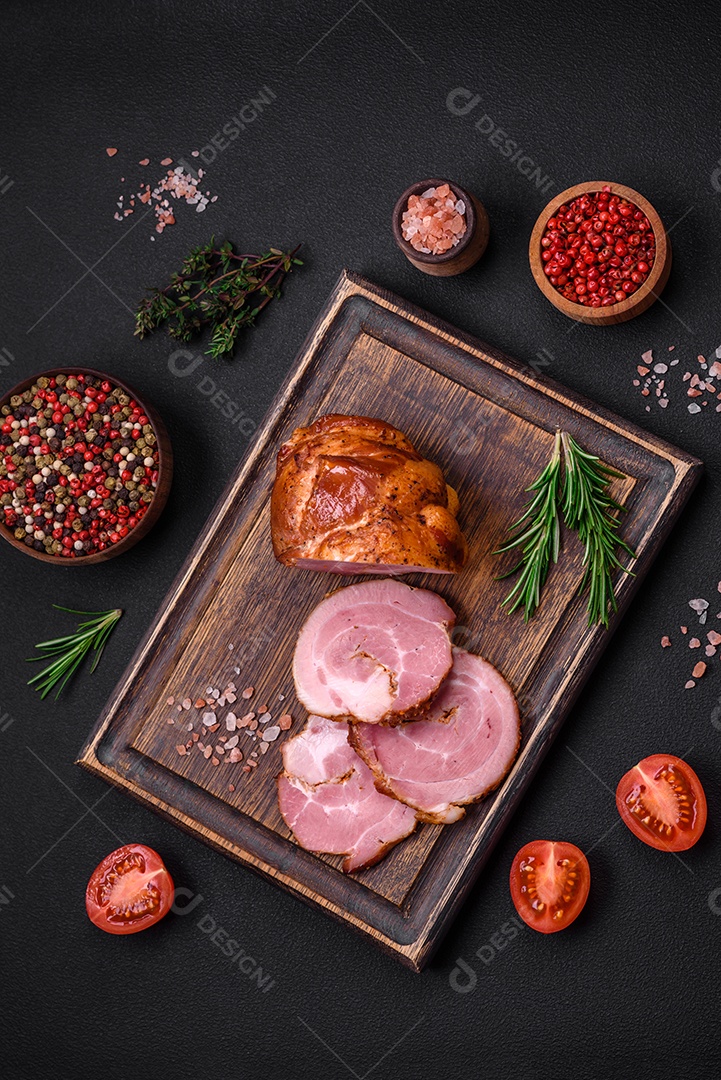 Delicioso rolo de carne fresca assada com especiarias e ervas em um fundo escuro de concreto