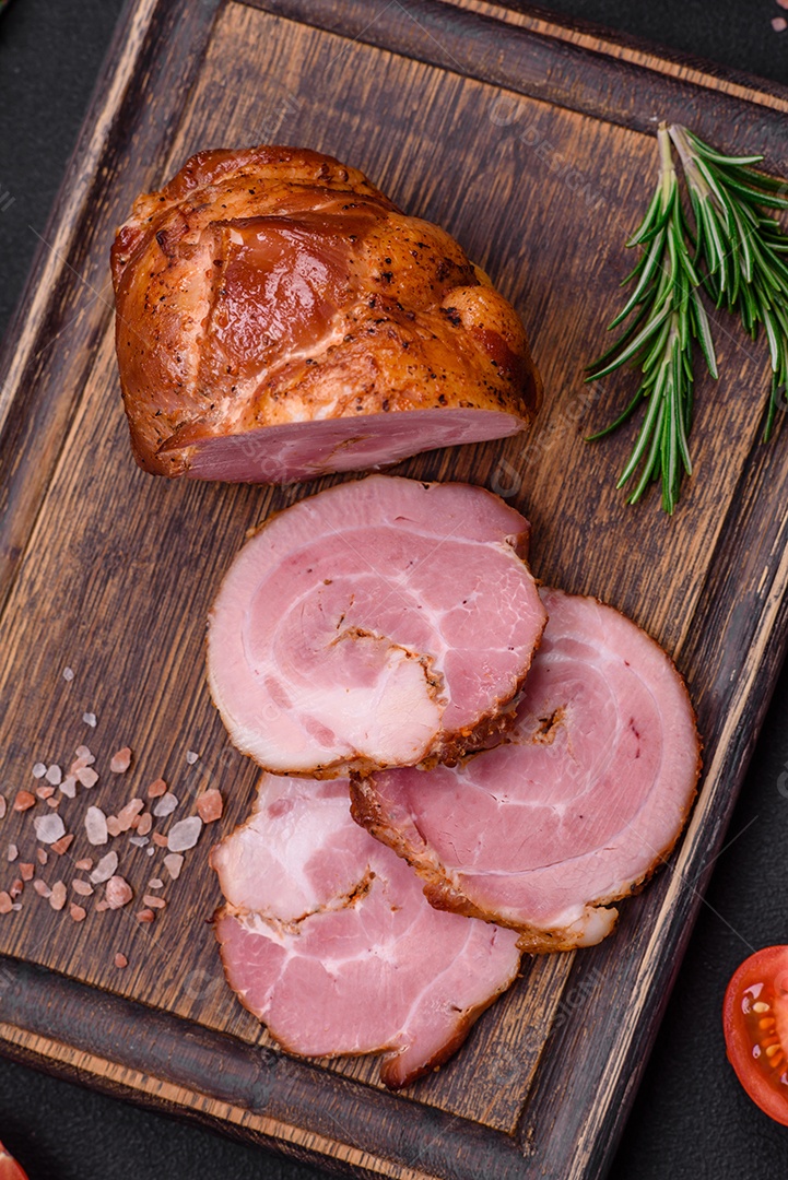 Delicioso rolo de carne fresca assada com especiarias e ervas em um fundo escuro de concreto