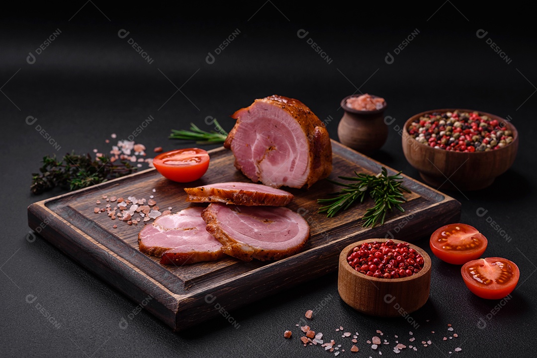 Delicioso rolo de carne fresca assada com especiarias e ervas em um fundo escuro de concreto