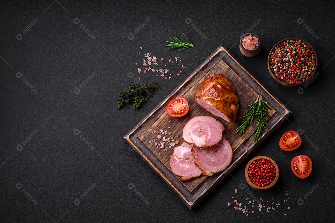 Delicioso rolo de carne fresca assada com especiarias e ervas em um fundo escuro de concreto