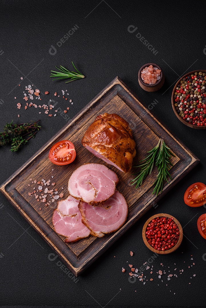 Delicioso rolo de carne fresca assada com especiarias e ervas em um fundo escuro de concreto