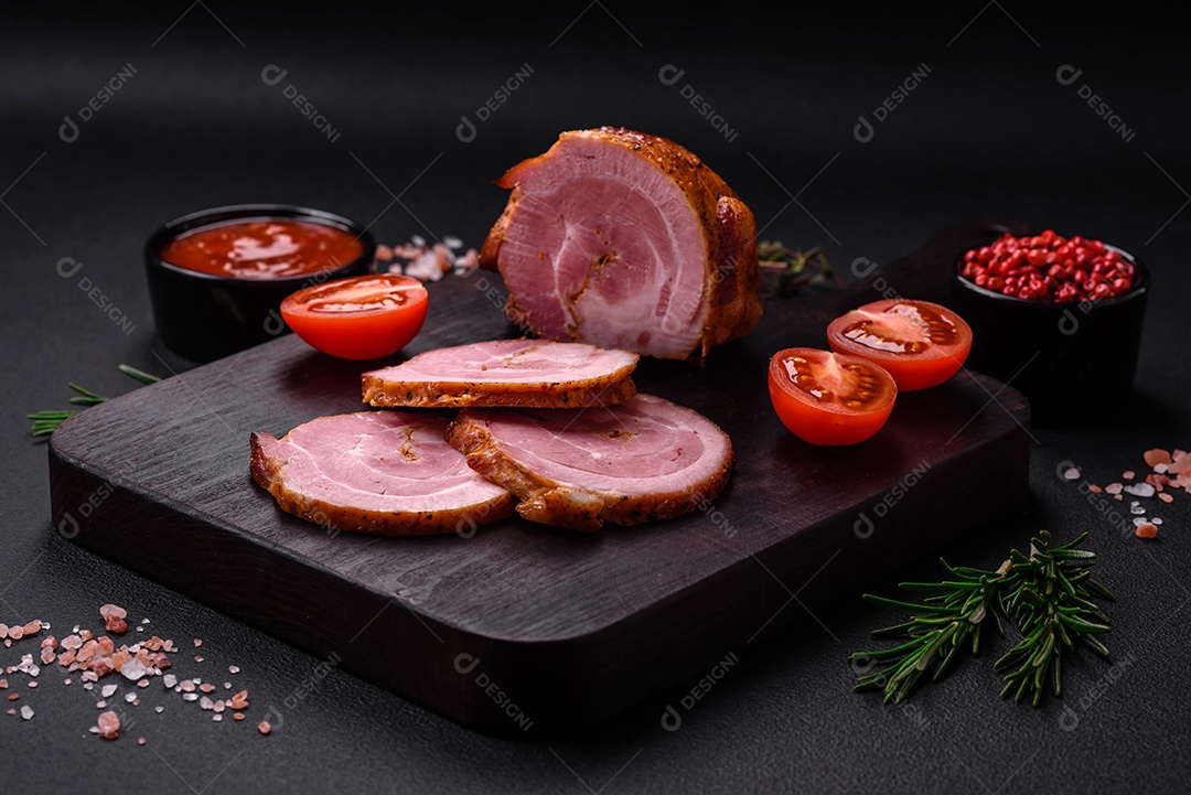 Delicioso rolo de carne fresca assada com especiarias e ervas em um fundo escuro de concreto