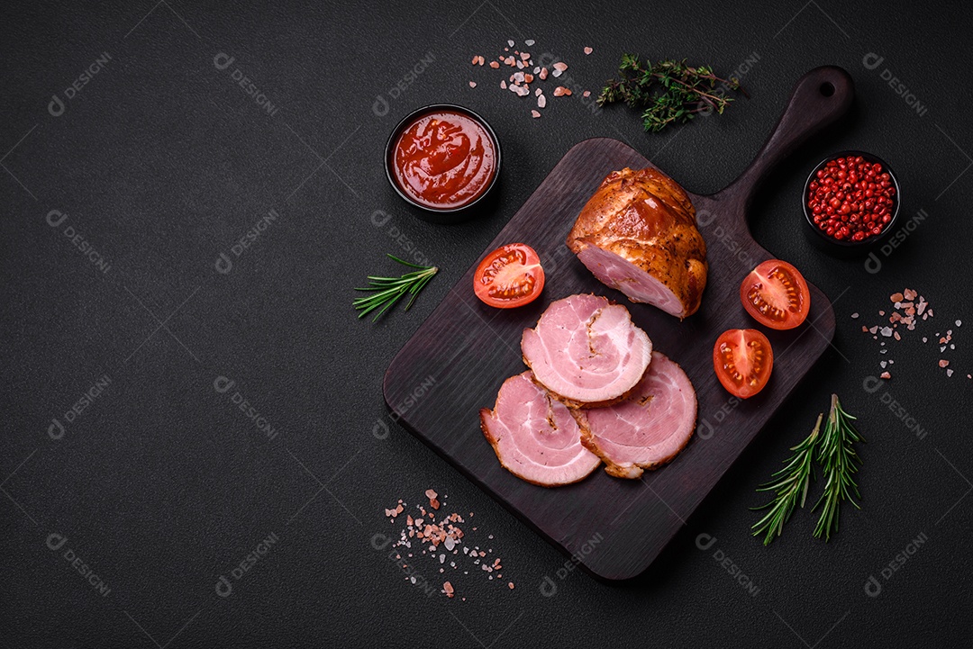 Delicioso rolo de carne fresca assada com especiarias e ervas em um fundo escuro de concreto