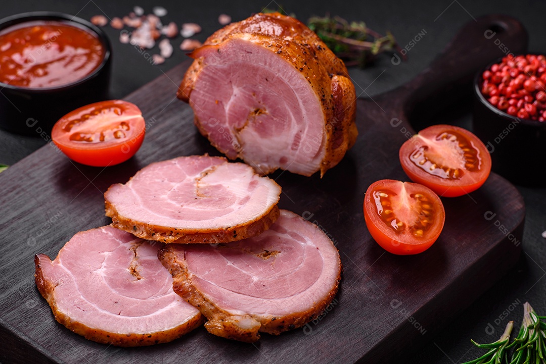 Delicioso rolo de carne fresca assada com especiarias e ervas em um fundo escuro de concreto