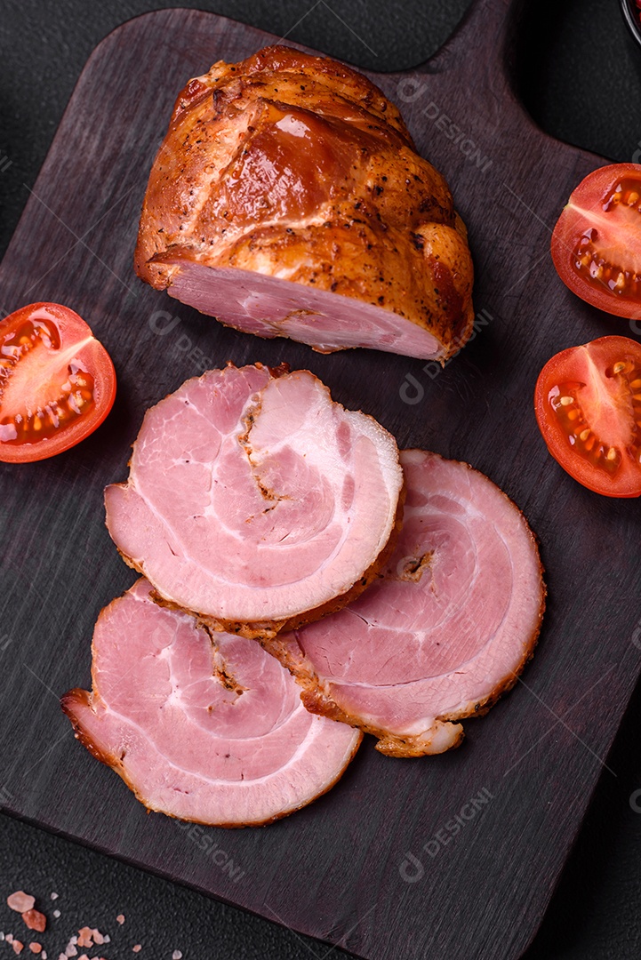 Delicioso rolo de carne fresca assada com especiarias e ervas em um fundo escuro de concreto