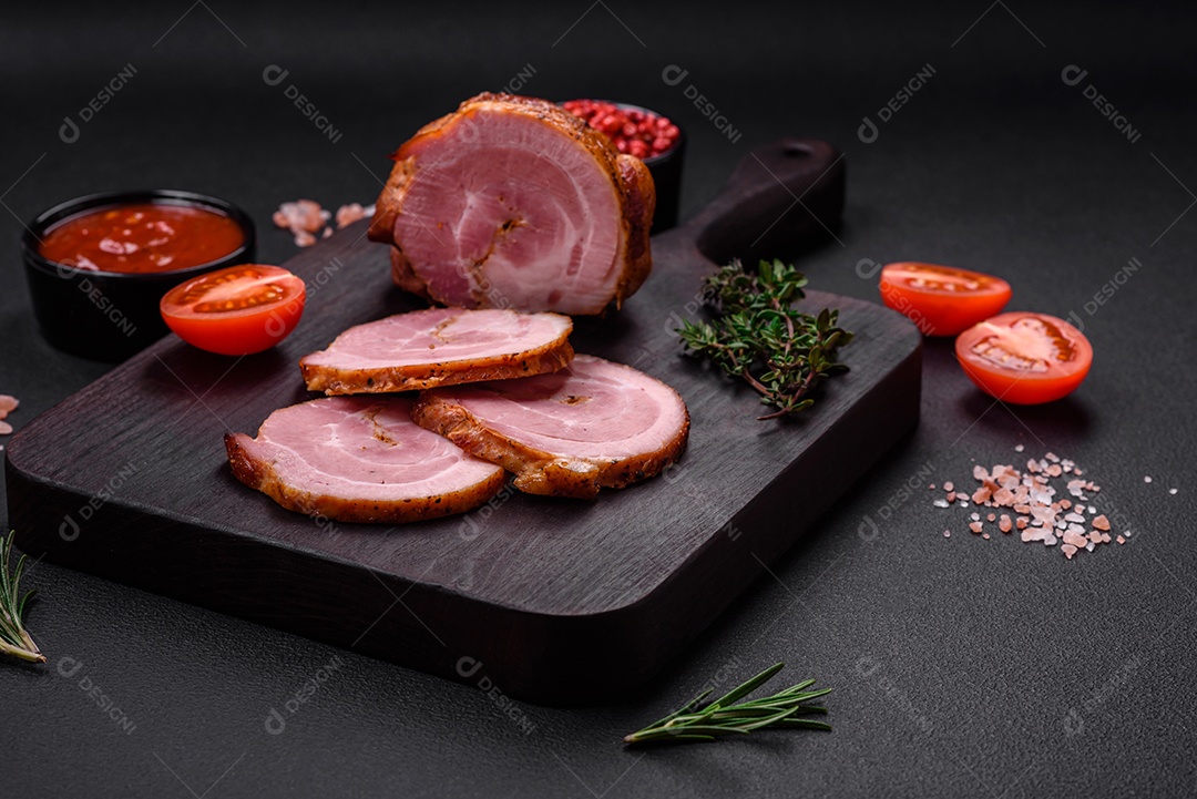 Delicioso rolo de carne fresca assada com especiarias e ervas em um fundo escuro de concreto