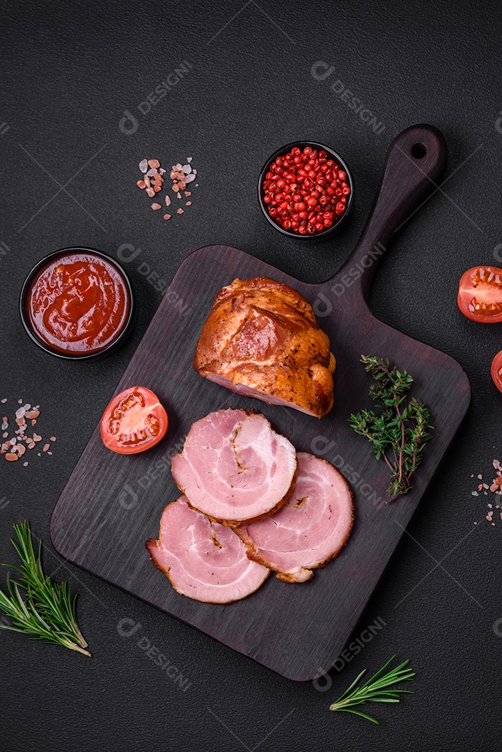 Delicioso rolo de carne fresca assada com especiarias e ervas em um fundo escuro de concreto