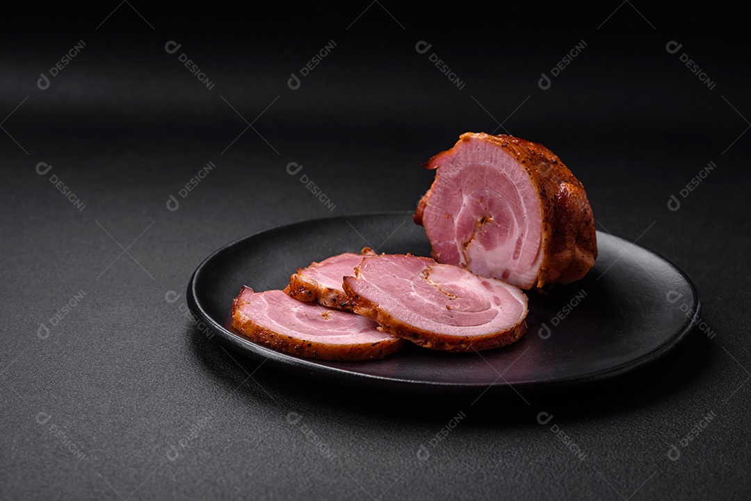 Delicioso rolo de carne fresca assada com especiarias e ervas em um fundo escuro de concreto
