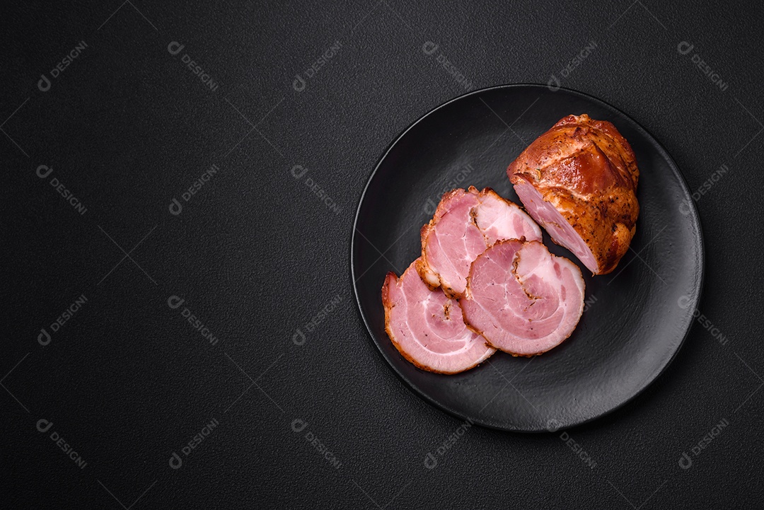 Delicioso rolo de carne fresca assada com especiarias e ervas em um fundo escuro de concreto