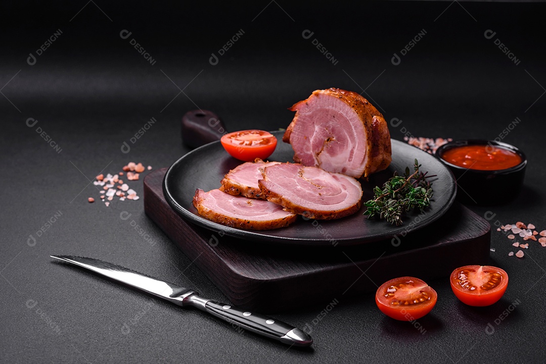 Delicioso rolo de carne fresca assada com especiarias e ervas em um fundo escuro de concreto