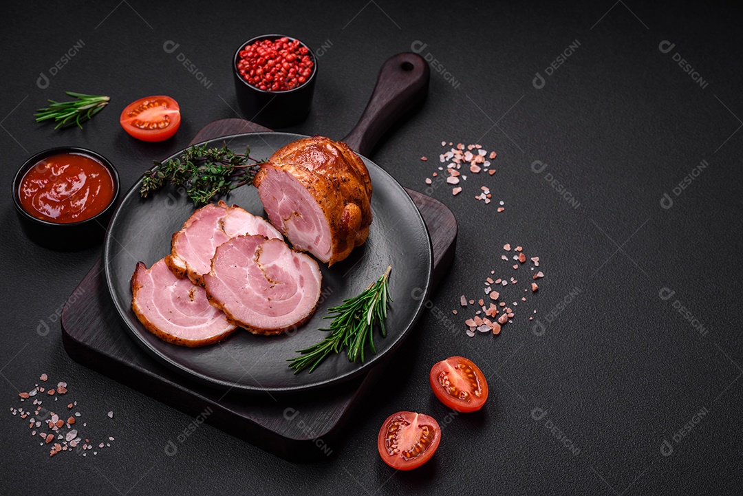 Delicioso rolo de carne fresca assada com especiarias e ervas em um fundo escuro de concreto