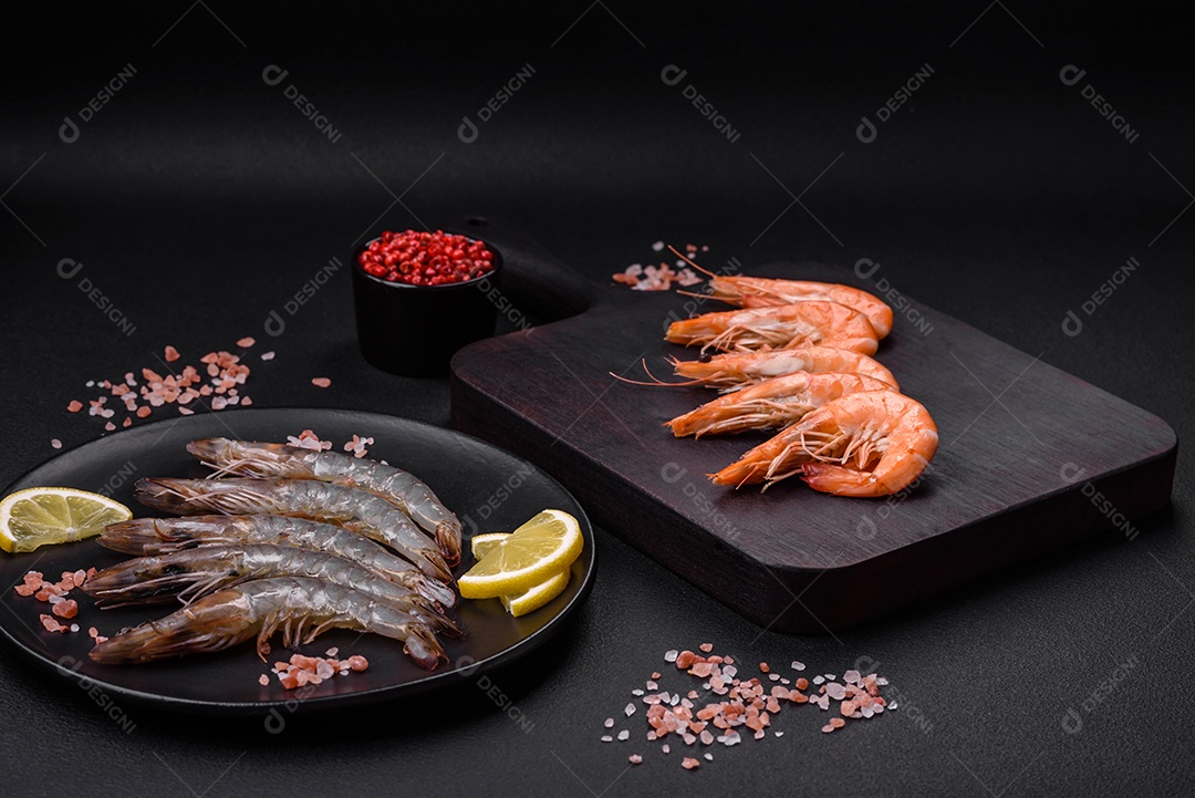 Camarão tigre ou lagostim fervido com especiarias e sal sobre um fundo escuro de concreto