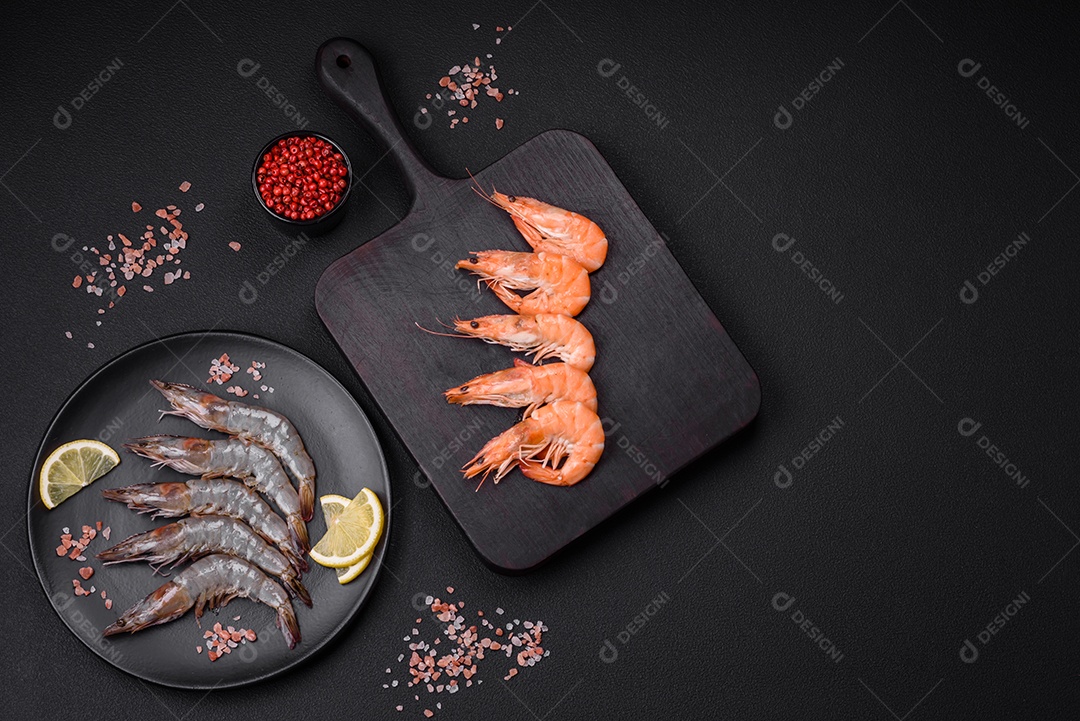 Camarão tigre ou lagostim fervido com especiarias e sal sobre um fundo escuro de concreto