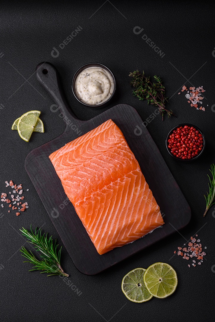 Filé de peixe vermelho fresco e saboroso com especiarias e ervas sobre um fundo escuro de concreto