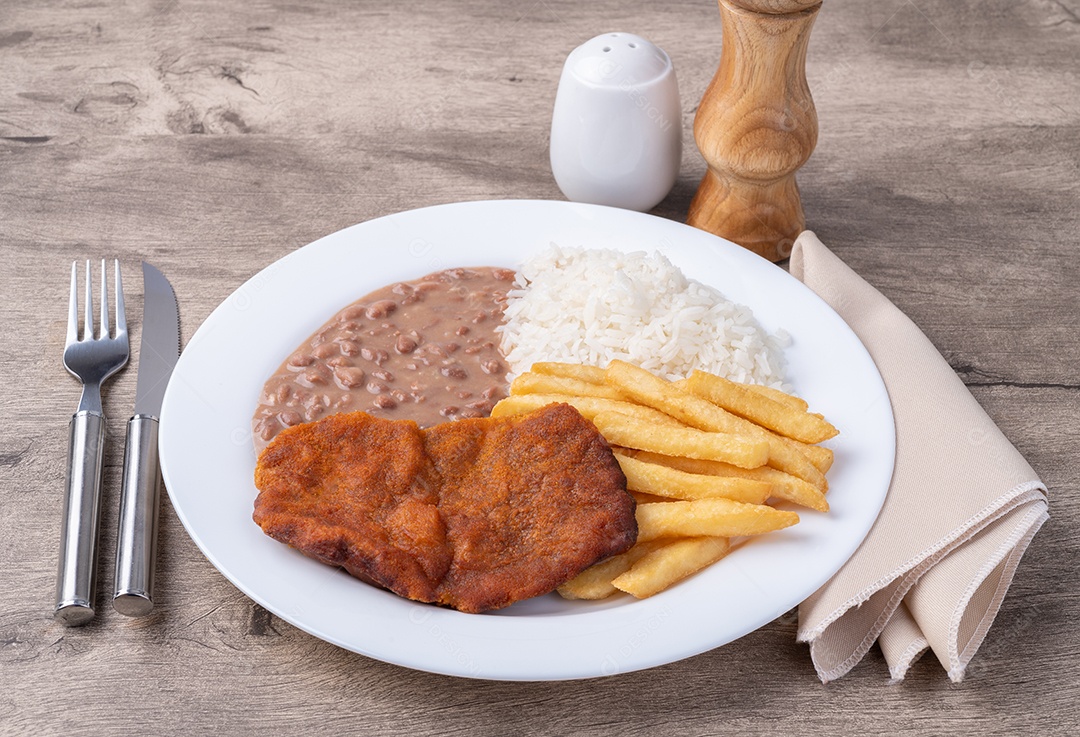 Carne à milanesa, arroz, feijão e batata frita. Prato típico executivo brasileiro.