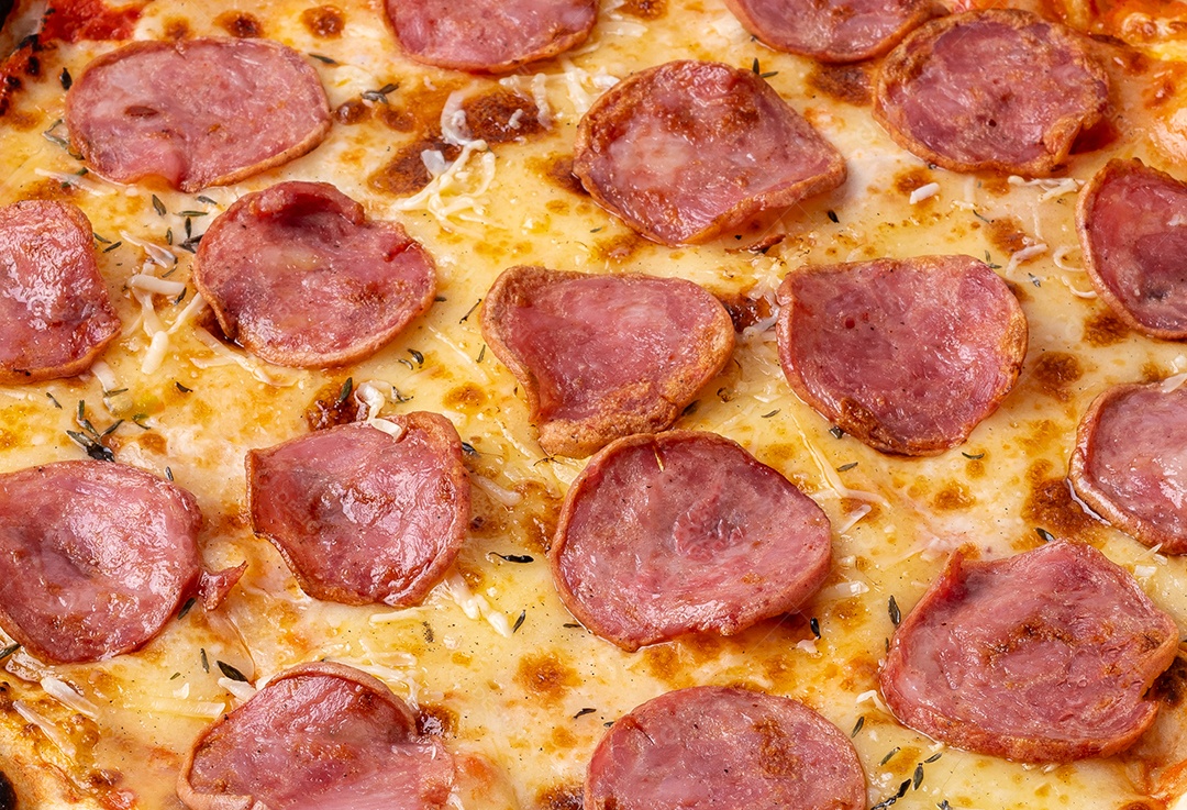 Closeup de pizza estilo salsicha calabresa.