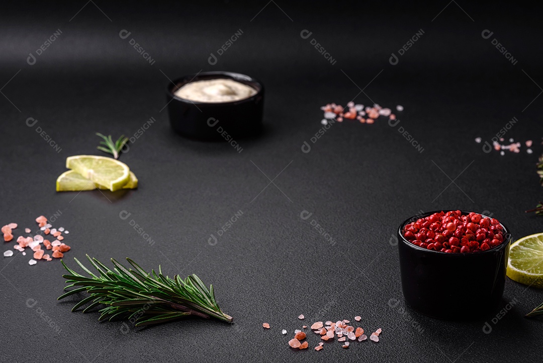 Especiarias e ervas sobre a mesa