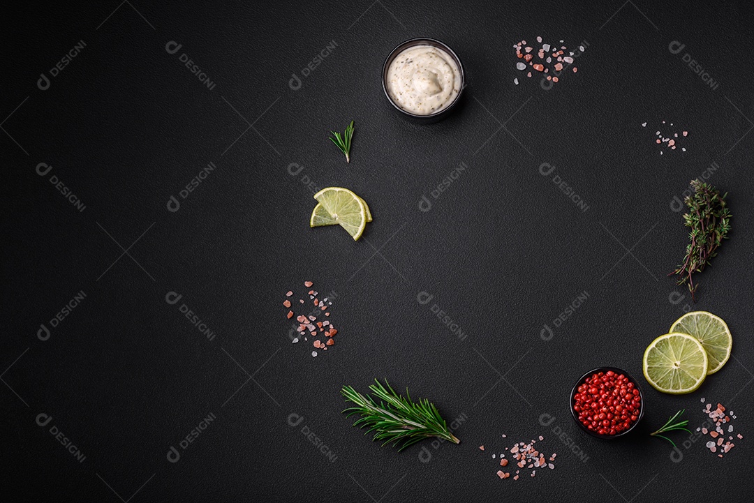 Especiarias e ervas sobre a mesa