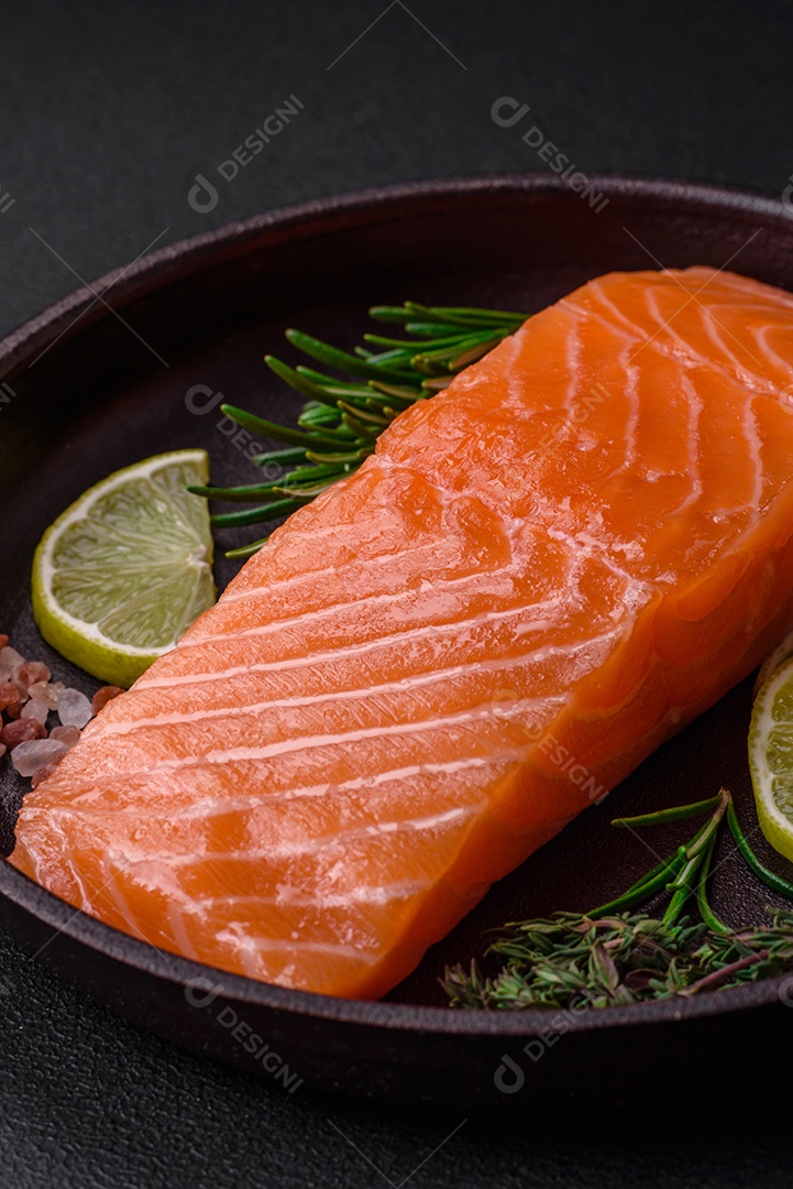 Filé de peixe vermelho fresco e saboroso com especiarias e ervas sobre um fundo escuro de concreto