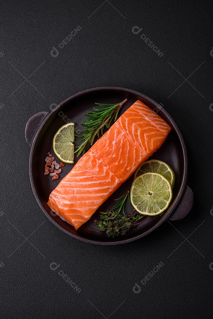 Filé de peixe vermelho fresco e saboroso com especiarias e ervas sobre um fundo escuro de concreto