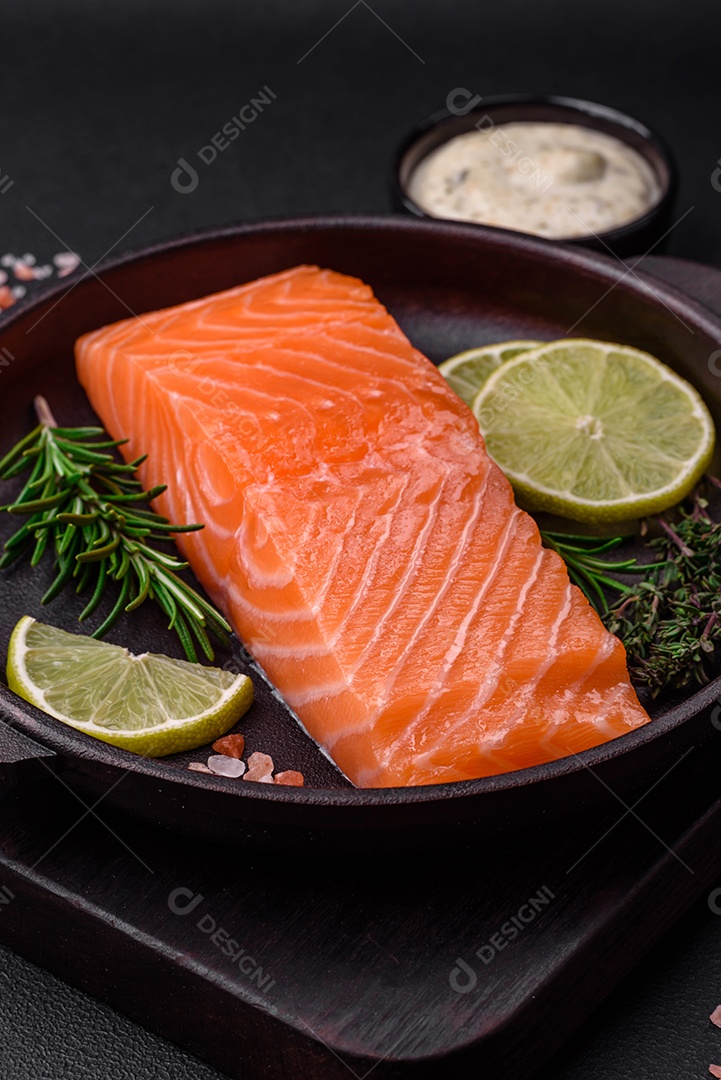 Filé de peixe vermelho fresco e saboroso com especiarias e ervas sobre um fundo escuro de concreto