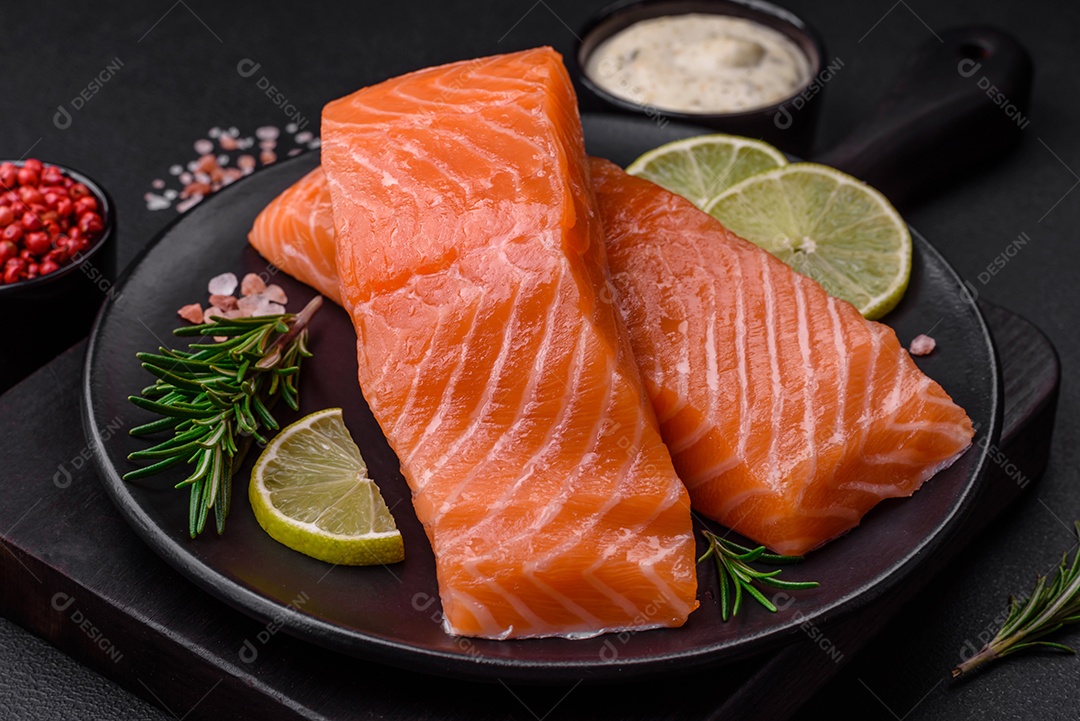 Filé de peixe vermelho fresco e saboroso com especiarias e ervas sobre um fundo escuro de concreto