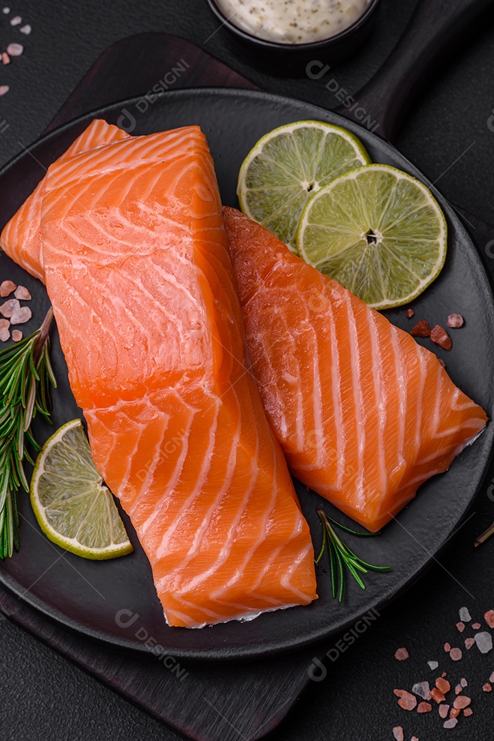 Filé de peixe vermelho fresco e saboroso com especiarias e ervas sobre um fundo escuro de concreto