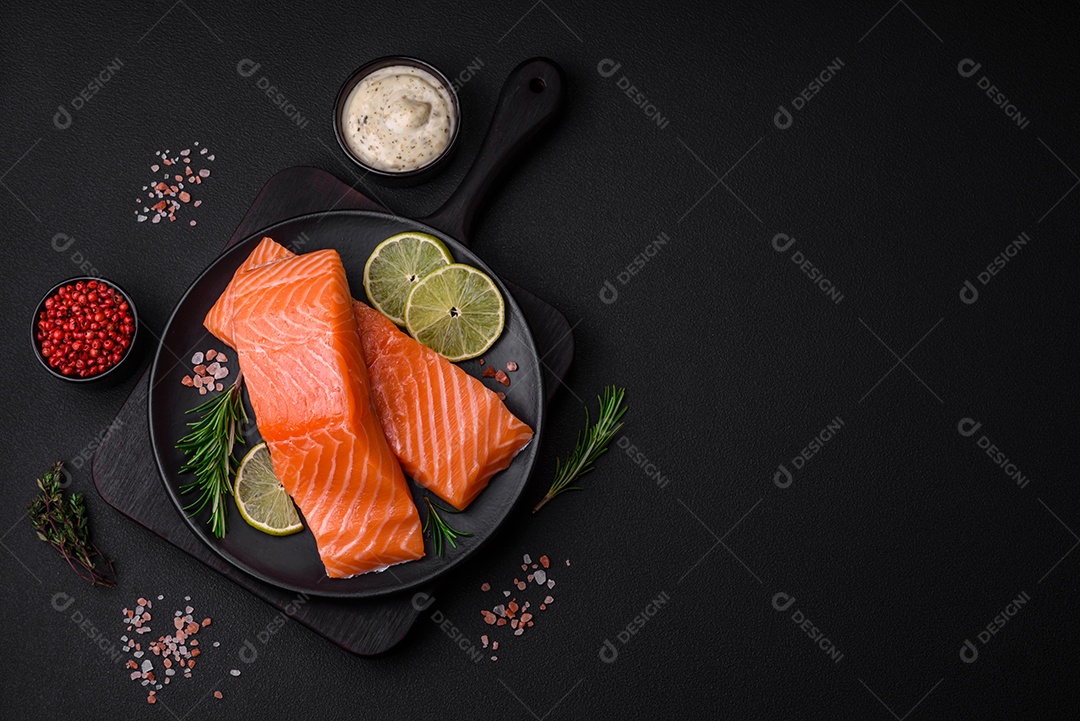 Filé de peixe vermelho fresco e saboroso com especiarias e ervas sobre um fundo escuro de concreto