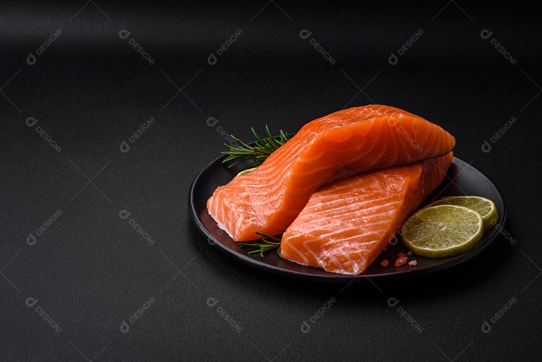 Filé de peixe vermelho fresco e saboroso com especiarias e ervas sobre um fundo escuro de concreto