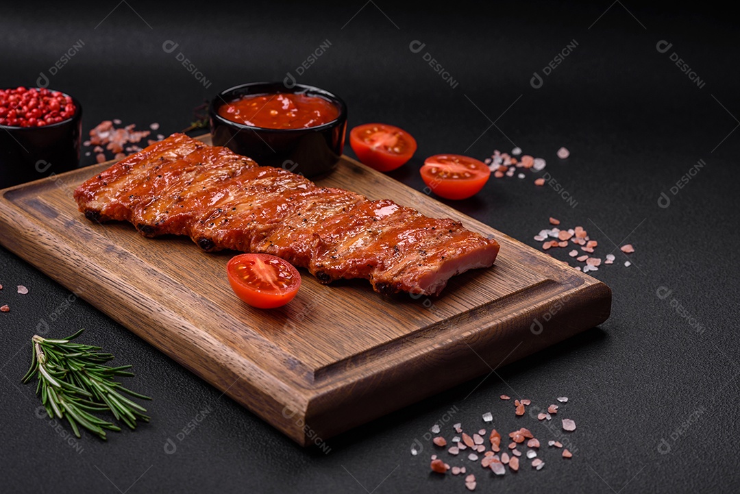 Deliciosas costelas frescas grelhadas ou defumadas com sal, especiarias e ervas em fundo escuro de concreto
