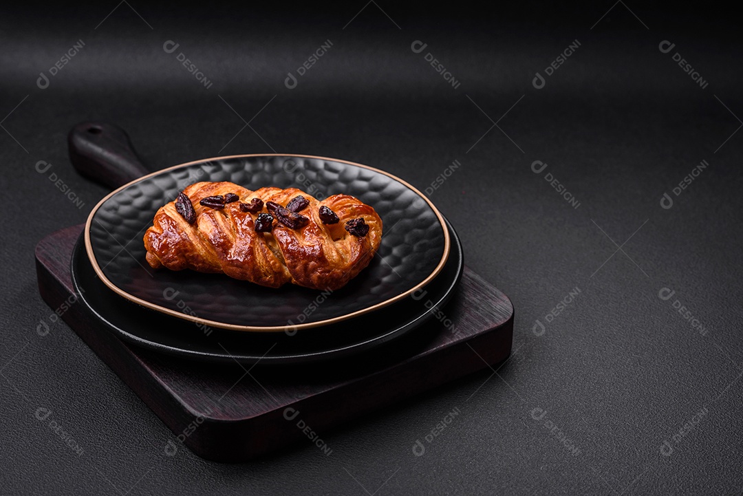 Delicioso pão de trança recém-assado com nozes e xarope sobre um fundo escuro de concreto