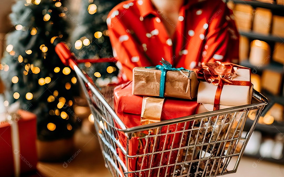 Presentes sobre carrinho de compras sobre fundo luzes de natal