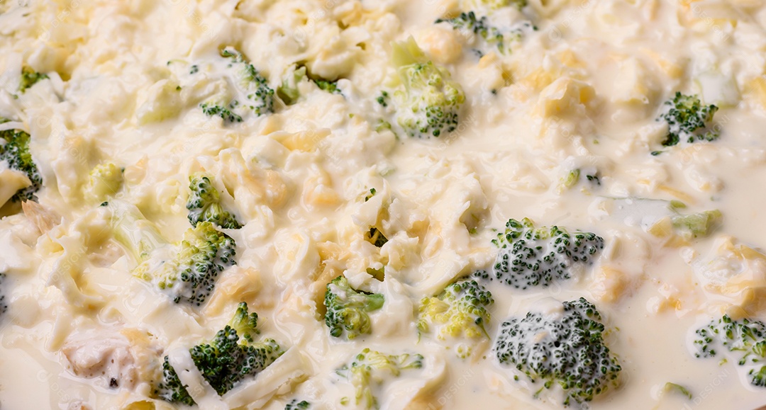 Deliciosa quiche com brócolis, queijo, frango, especiarias e ervas sobre um fundo escuro de concreto