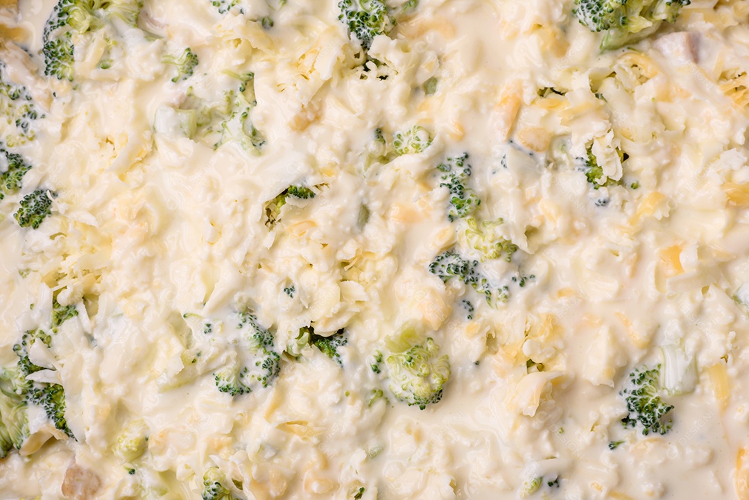 Deliciosa quiche com brócolis, queijo, frango, especiarias e ervas sobre um fundo escuro de concreto