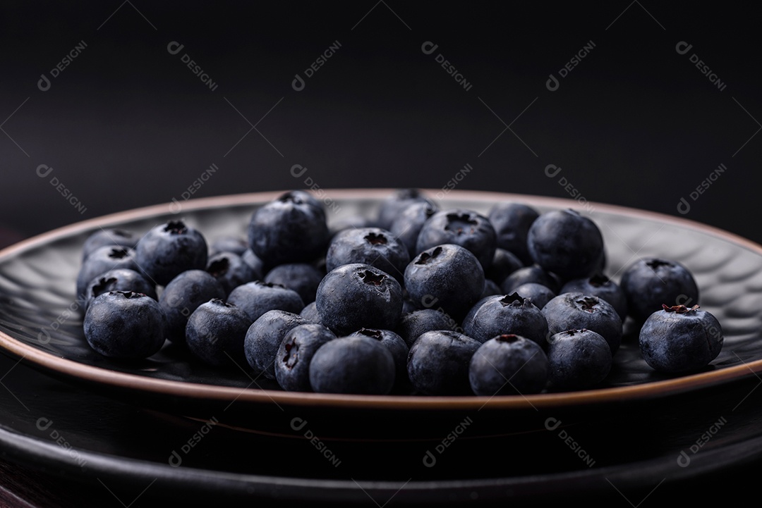 Deliciosos mirtilos frescos em um fundo de concreto preto textural. Colhendo frutas da estação