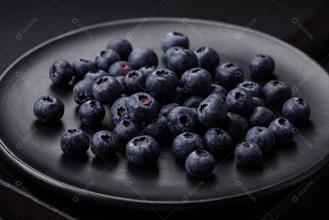 Deliciosos mirtilos frescos em um fundo de concreto preto textural. Colhendo frutas da estação