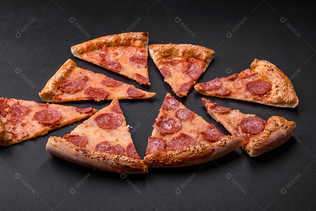 Deliciosa pizza de pepperoni fresca com sementes de gergelim nas laterais sobre um fundo de concreto preto