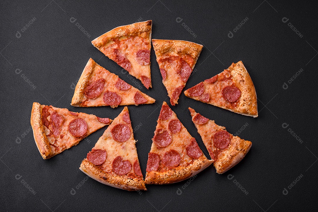 Deliciosa pizza de pepperoni fresca com sementes de gergelim nas laterais sobre um fundo de concreto preto