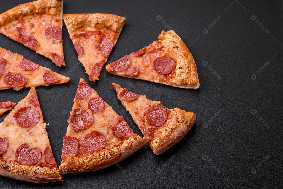 Deliciosa pizza de pepperoni fresca com sementes de gergelim nas laterais sobre um fundo de concreto preto