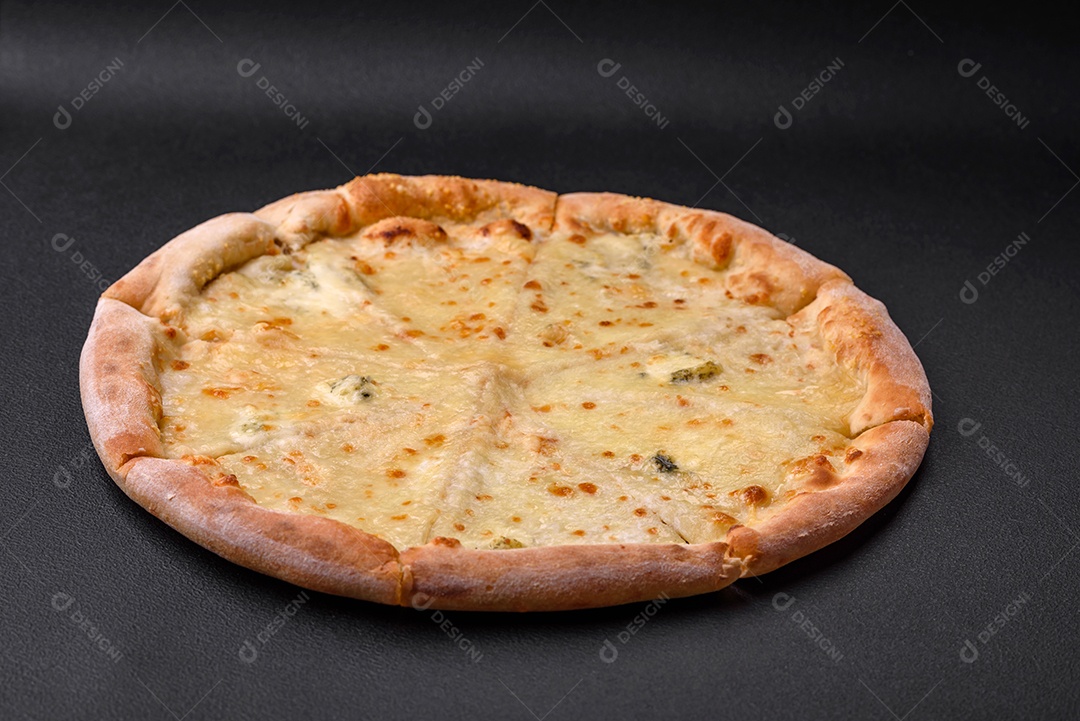 Deliciosa pizza quente fresca quatro queijos sobre um fundo de concreto preto