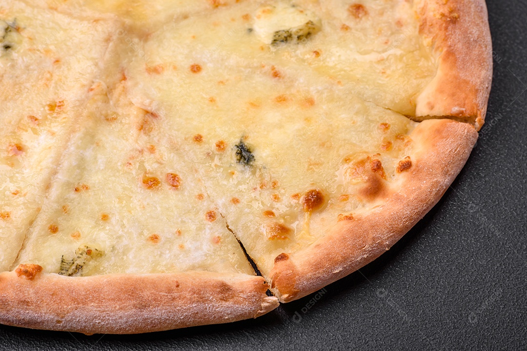 Deliciosa pizza quente fresca quatro queijos sobre um fundo de concreto preto