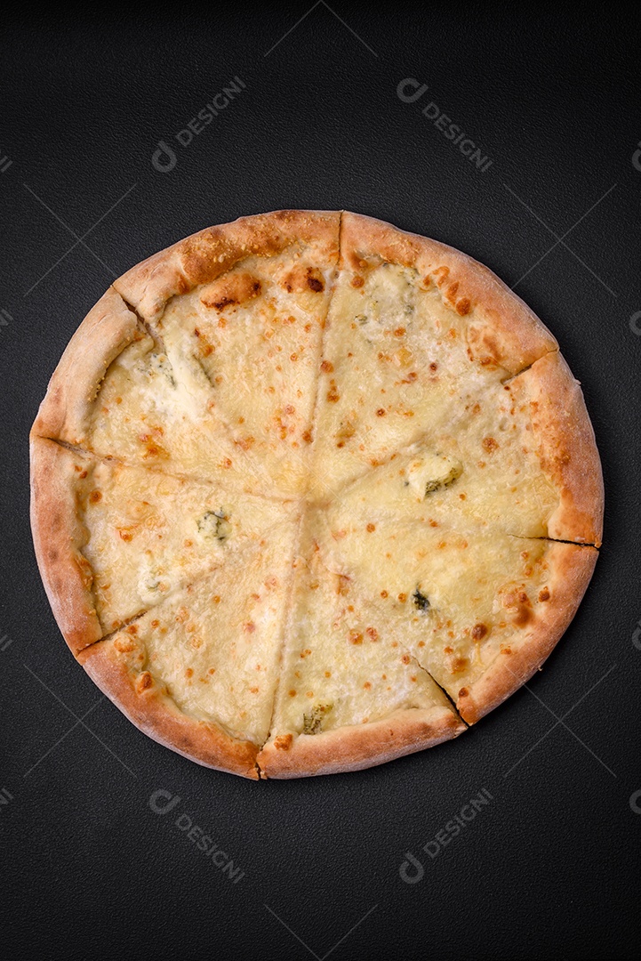 Deliciosa pizza quente fresca quatro queijos sobre um fundo de concreto preto
