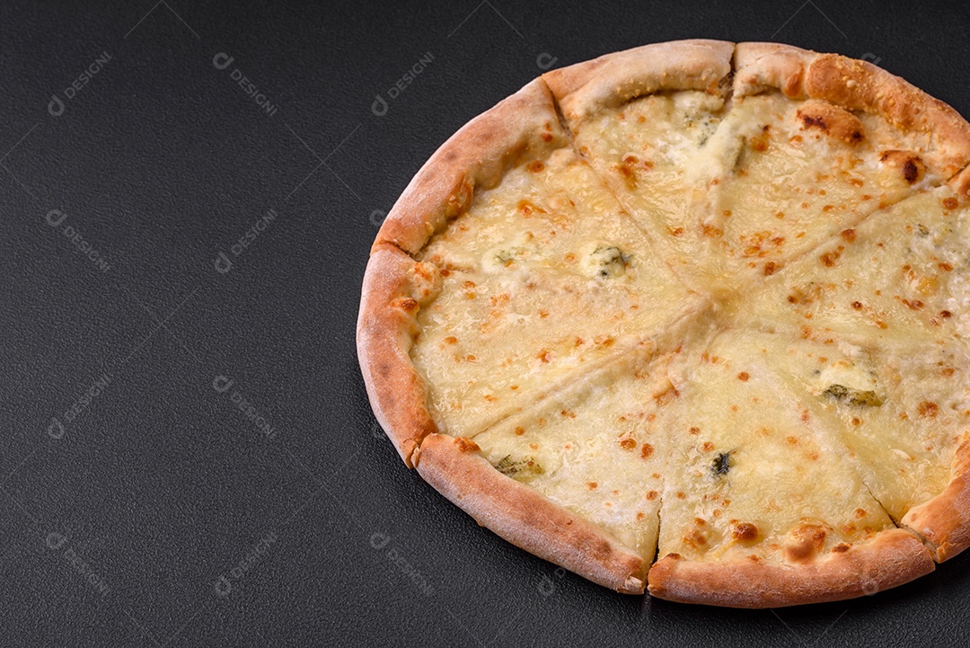 Deliciosa pizza quente fresca quatro queijos sobre um fundo de concreto preto
