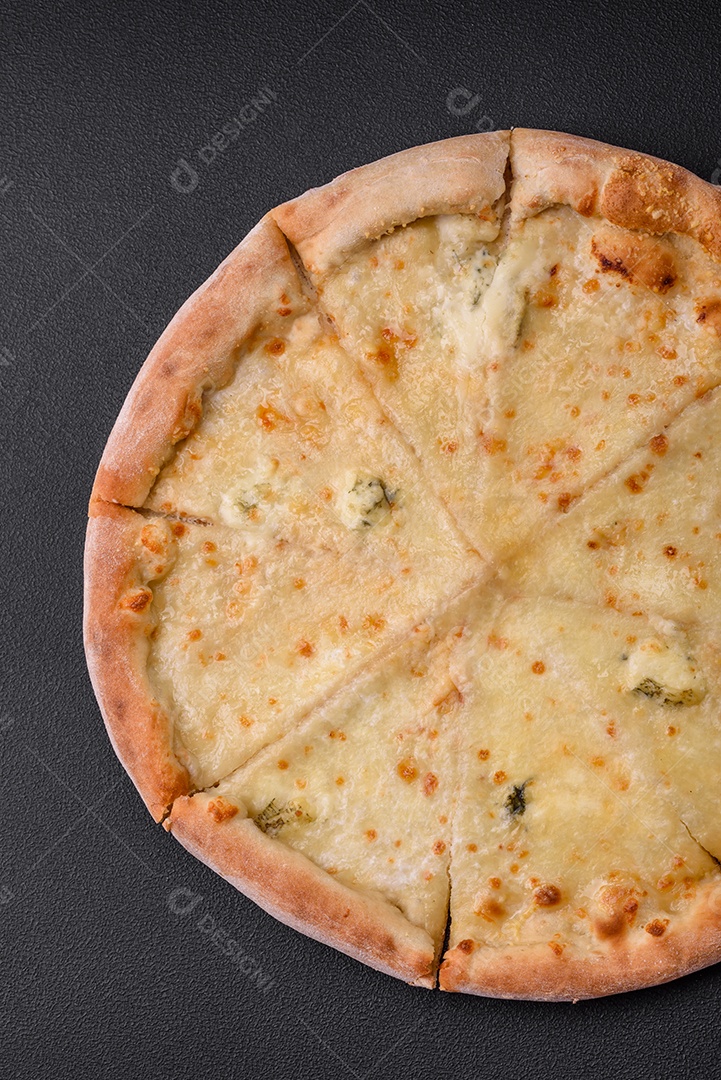 Deliciosa pizza quente fresca quatro queijos sobre um fundo de concreto preto