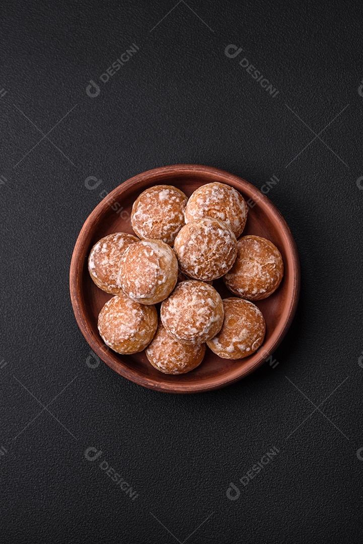 Delicioso pão de gengibre redondo doce com geleia dentro sobre um fundo escuro de concreto