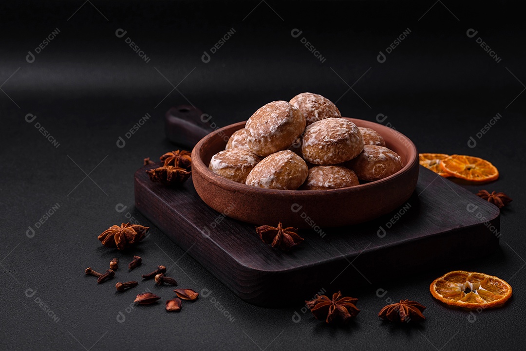 Delicioso pão de gengibre redondo doce com geleia dentro sobre um fundo escuro de concreto