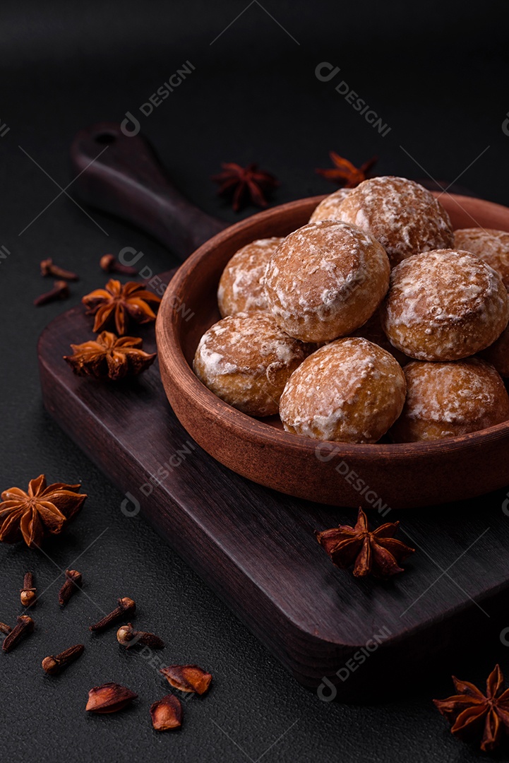 Delicioso pão de gengibre redondo doce com geleia dentro sobre um fundo escuro de concreto