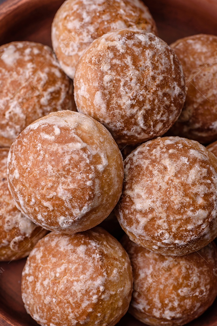 Delicioso pão de gengibre redondo doce com geleia dentro sobre um fundo escuro de concreto
